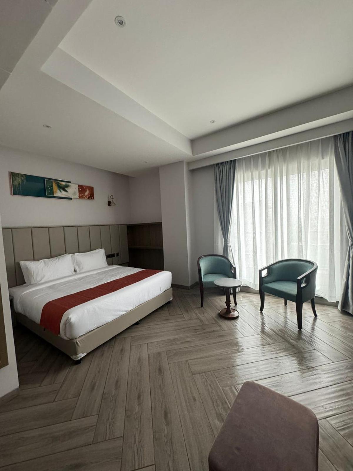 De Crown Inn Jogikuti Zewnętrze zdjęcie