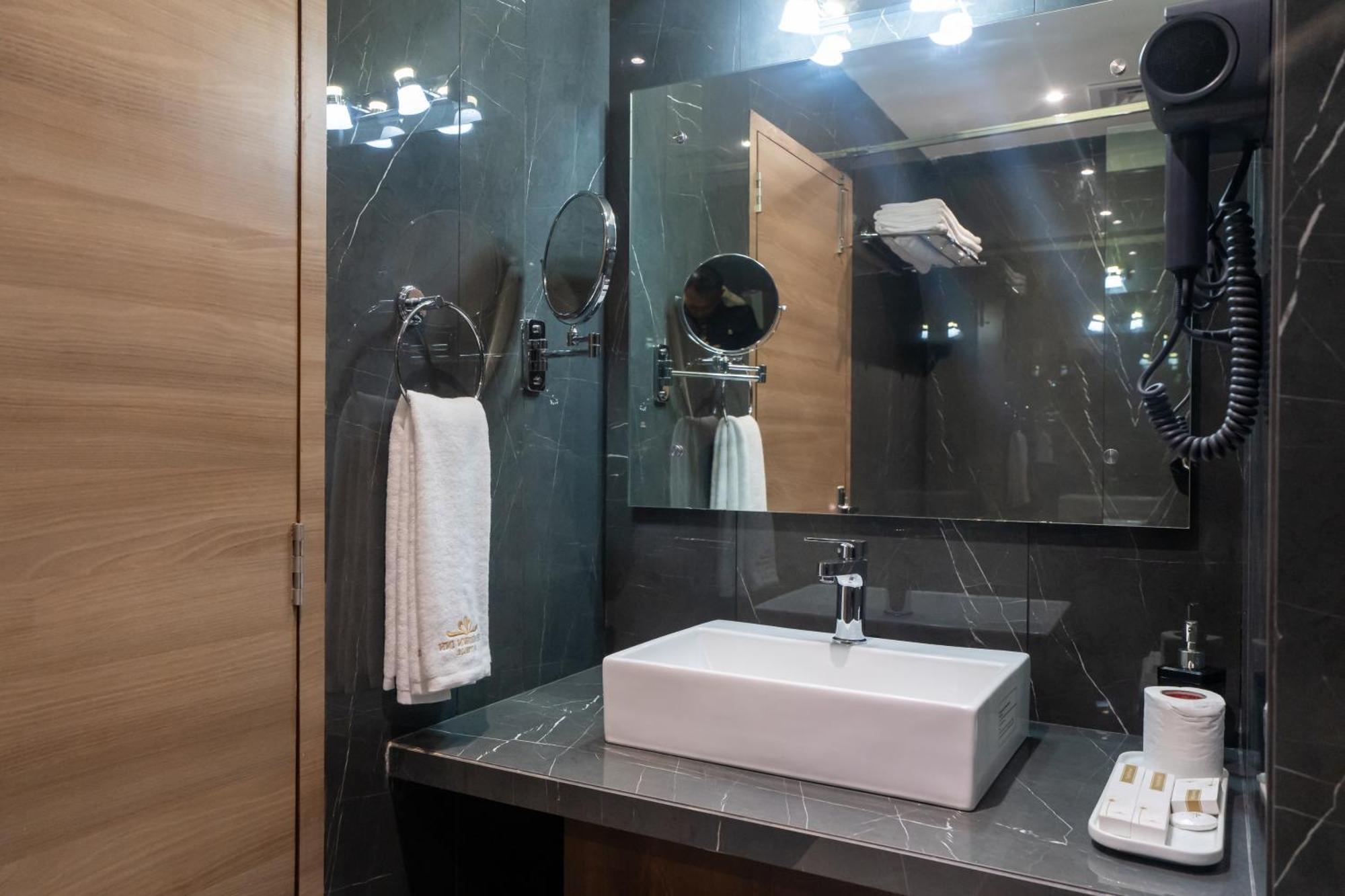 De Crown Inn Jogikuti Zewnętrze zdjęcie
